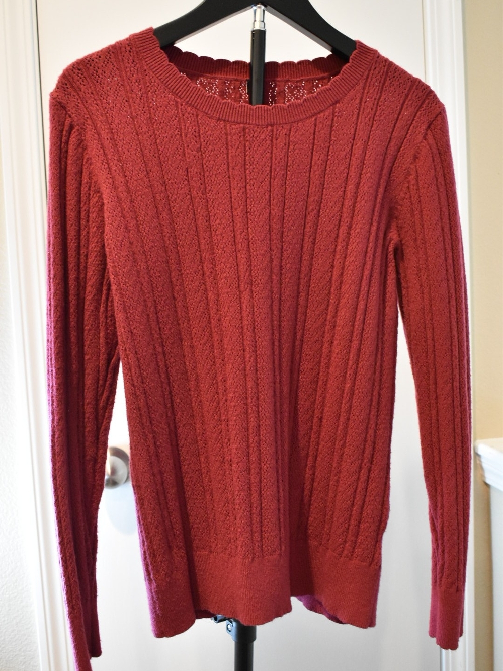 Classic Cable-Knit Women's Sweater - Rust Red